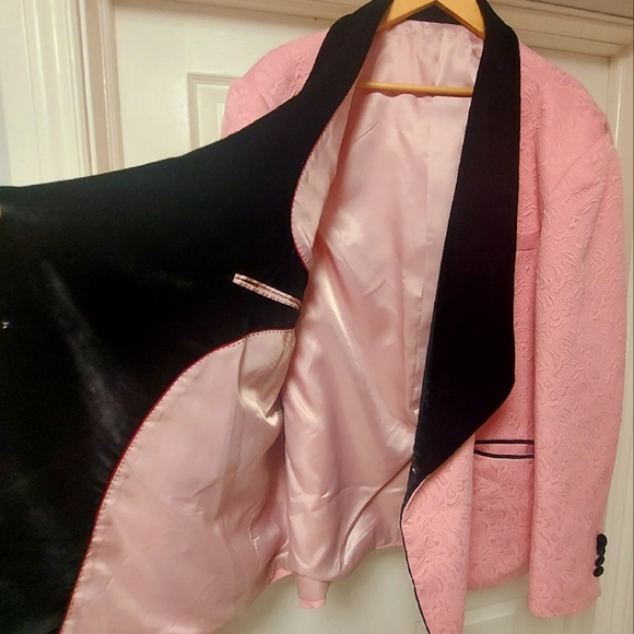 Elegant Pink Blazer with Black Lapel - Picture 7 of 8